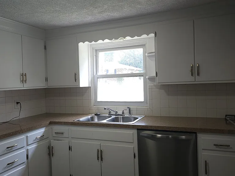 3251 Darrow Rd — Photo 7