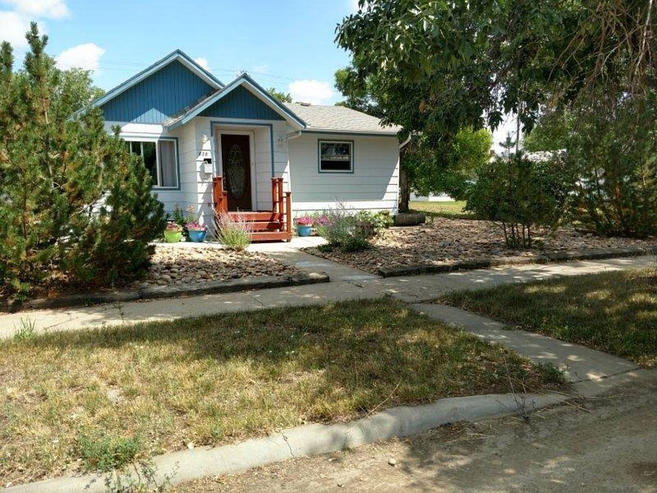 1st image of 828 3rd Ave S
