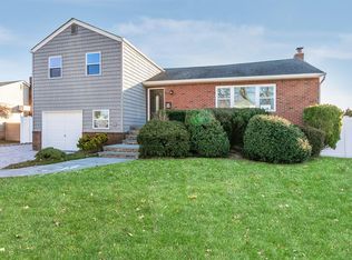 496 N Atlanta Ave, Massapequa, NY 11758