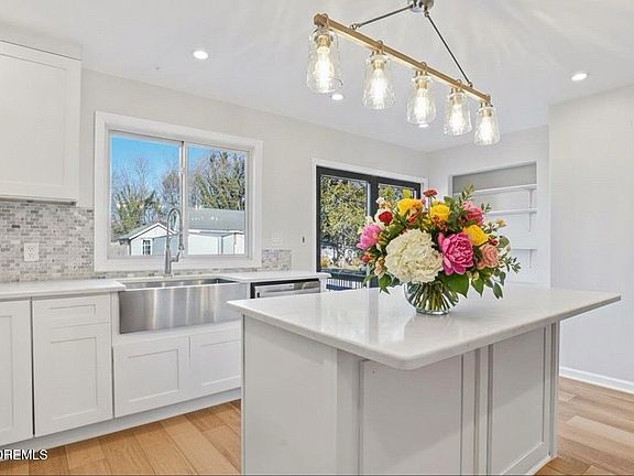 4th image of 555 Cedar Ave