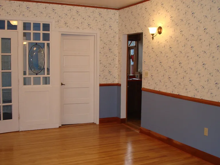 Dining Room
Entrance to Sunroom Directly Ahead
Door to Butler's Pantry + Kitchen to Ri
