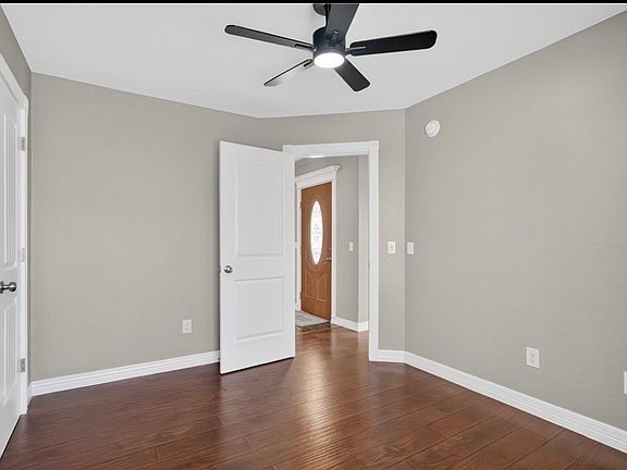 5th image of 813 Marcus St