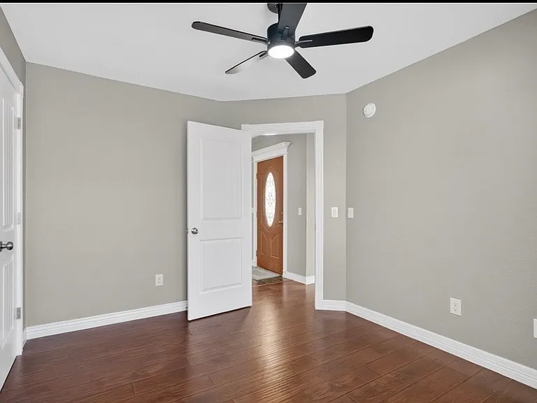 813 Marcus St — Photo 5