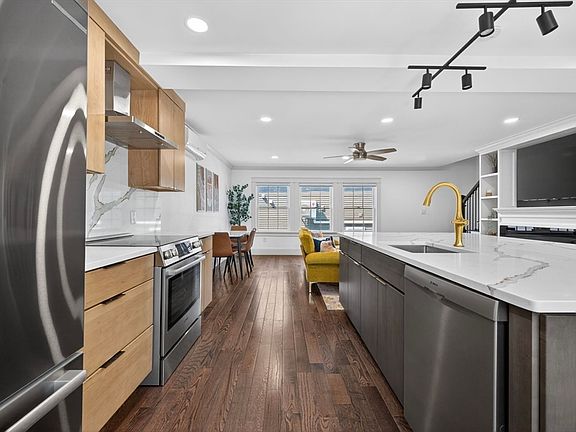 3rd image of 10 Osborne St #B