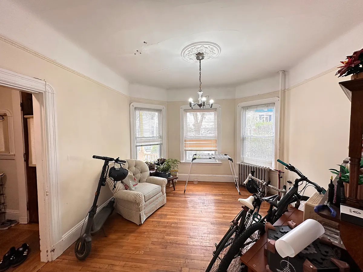 Living room - 154 Walnut St #1