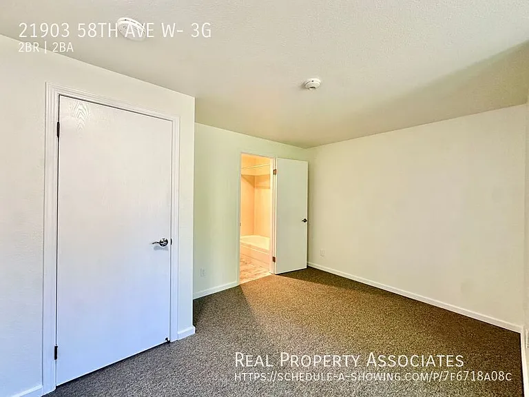 Hillcrest — Photo 32