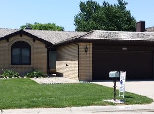 806 S Country Club Dr, York, NE 68467