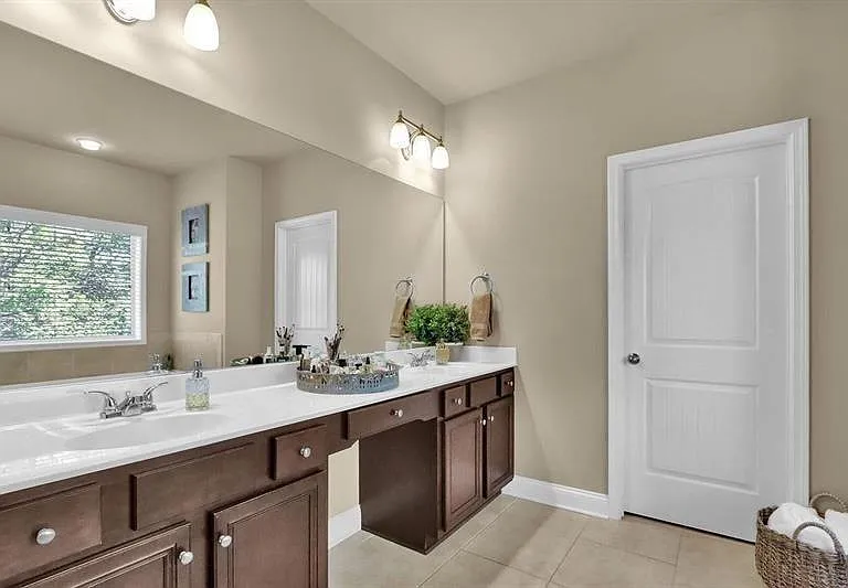 4960 Wilshire Xing — Photo 14