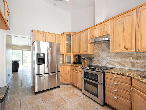 2nd image of 7700 Parkway Dr Unit 4