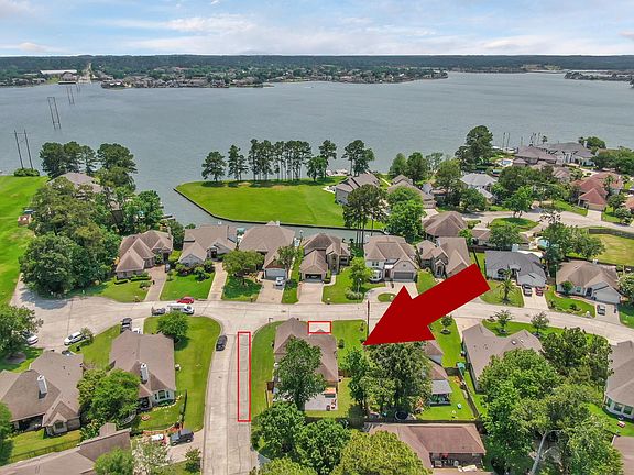 3rd image of 2818 Lake Forest Dr