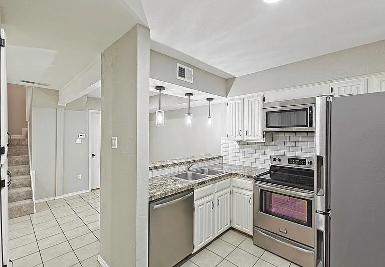 889 Dublin Dr #D — Photo 1