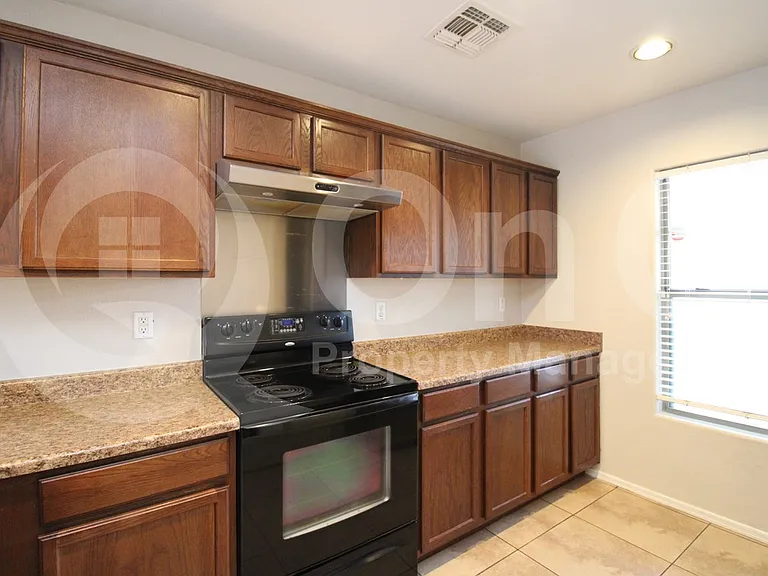 7644 S 64th Ln — Photo 4