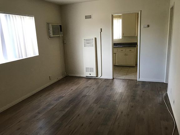 4th image of 544 S Los Robles Ave APT 3