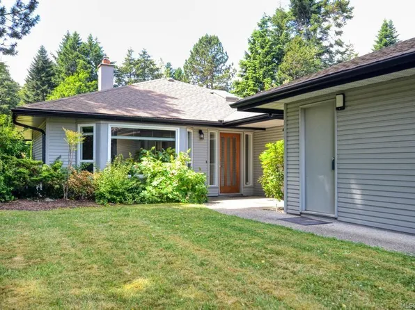 4630 Lochside Dr #6, Saanich, BC V8Y 2T1