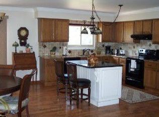 60453 Lillian St, South Lyon, MI 48178