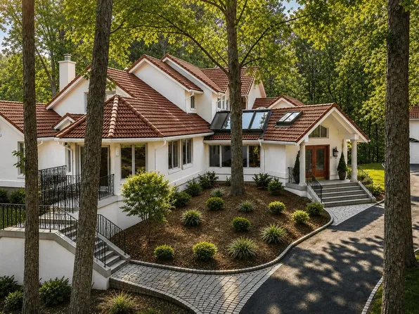 2094 Hunters Crest Way, Vienna, VA 22181
