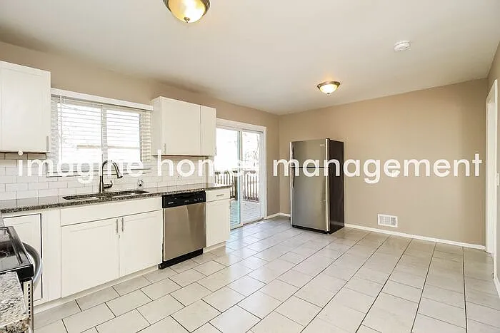 3 bed, 2.0 bath, 1244 sqft, $2,095 — Photo 3