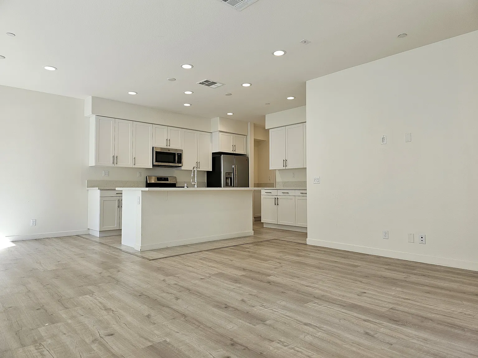 3 bed, 3.5 bath, 2188 sqft, $5,200 — Photo 1