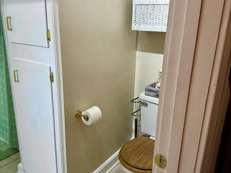 Upstairs full bathroom.