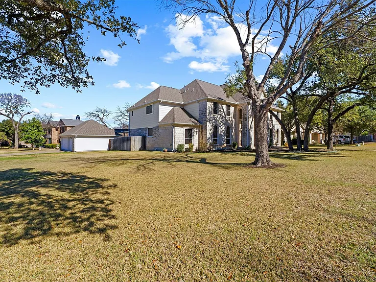 1001 Chickory Ct — Photo 2