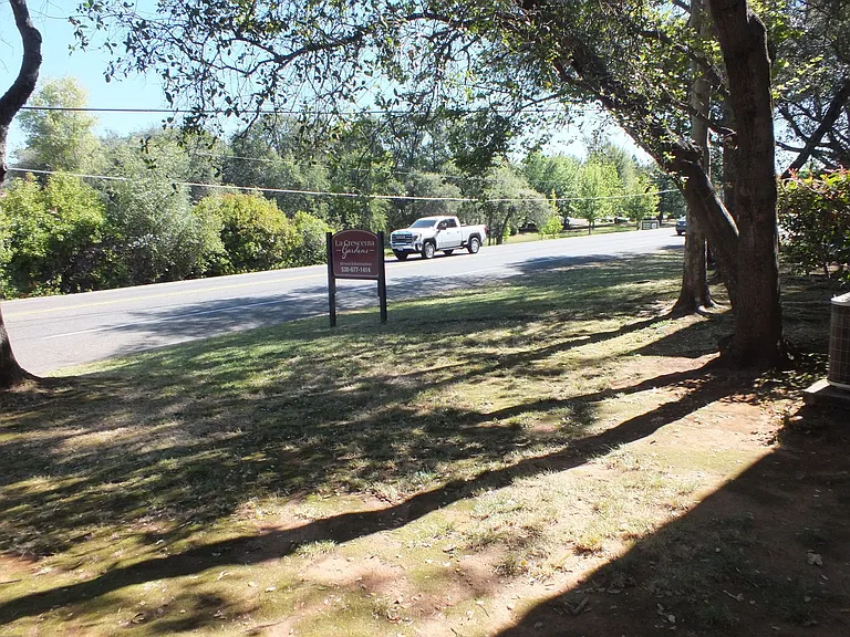 Cameron Park Townhouse apartments at La Crescenta Gardens — Photo 24