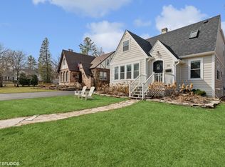 358 Foss Ct, Lake Bluff, IL