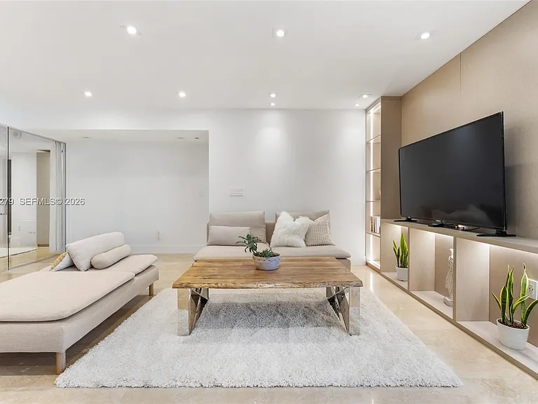 2301 Collins 1011 #1011 — Photo 5