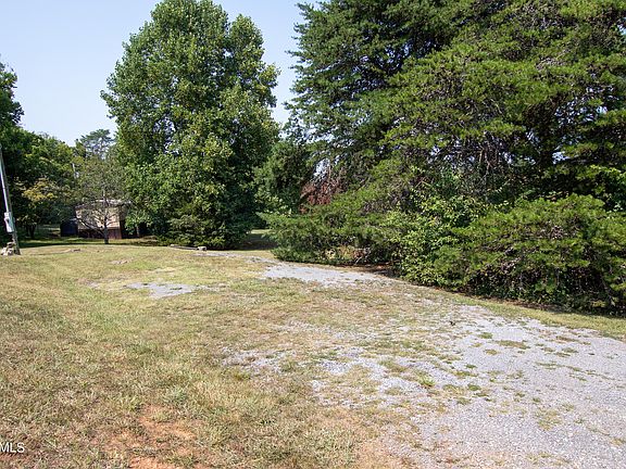 4th image of 835 Holbert Ln