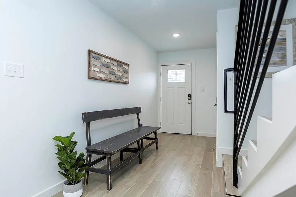 2 bed, 1.5 bath, 1194 sqft, $1,800 — Photo 2