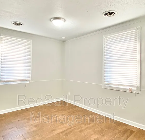 323 Roane Dr — Photo 14