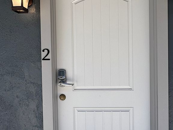 3rd image of 985 Lakeview Ave #2