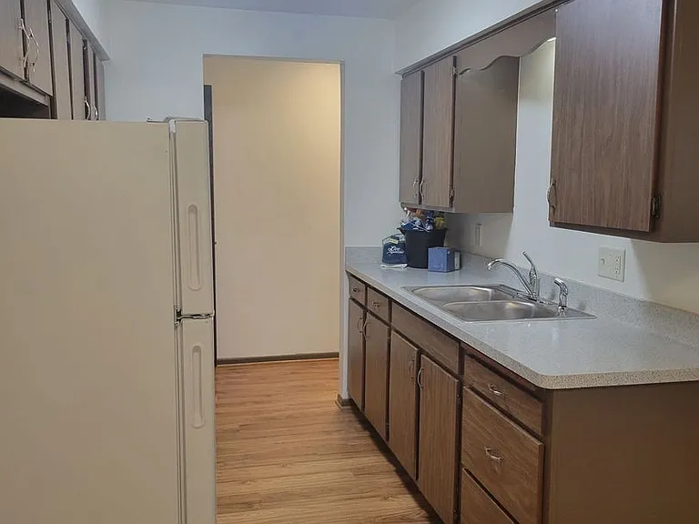 102 E Wisconsin St — Photo 2