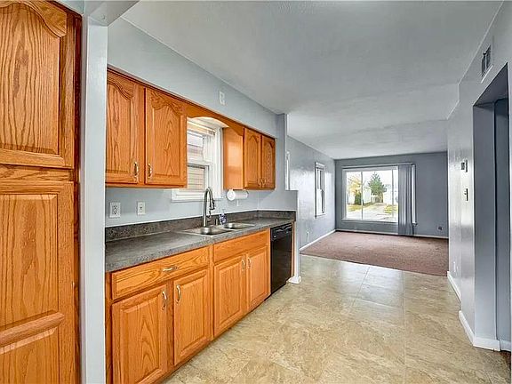 4th image of 915 Dartmoor Ave