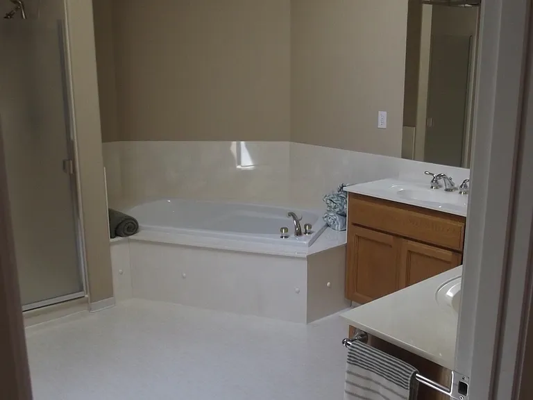 2122 Martin Dr — Photo 12