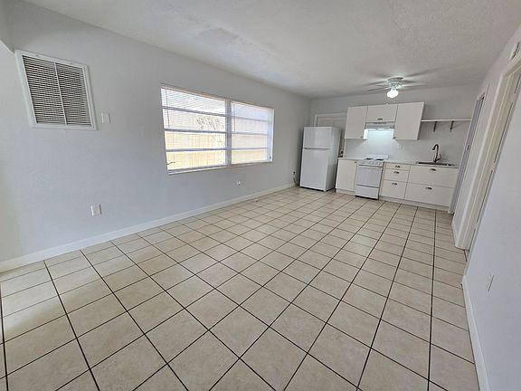 5th image of 824 S School Ave #B
