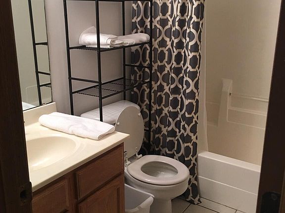 5th image of 2405 Berkshire Dr APT 22