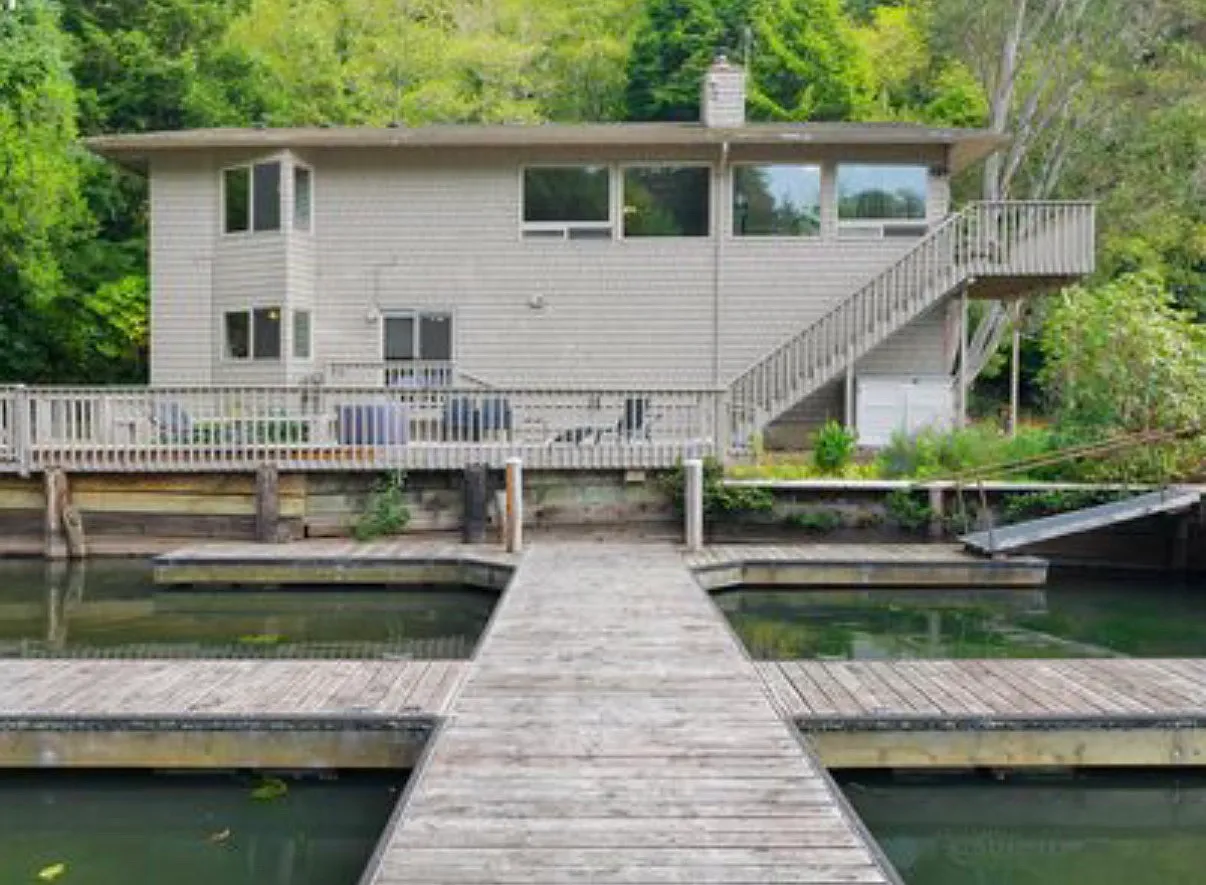 1253 NE East Lagoon Dr — Photo 2