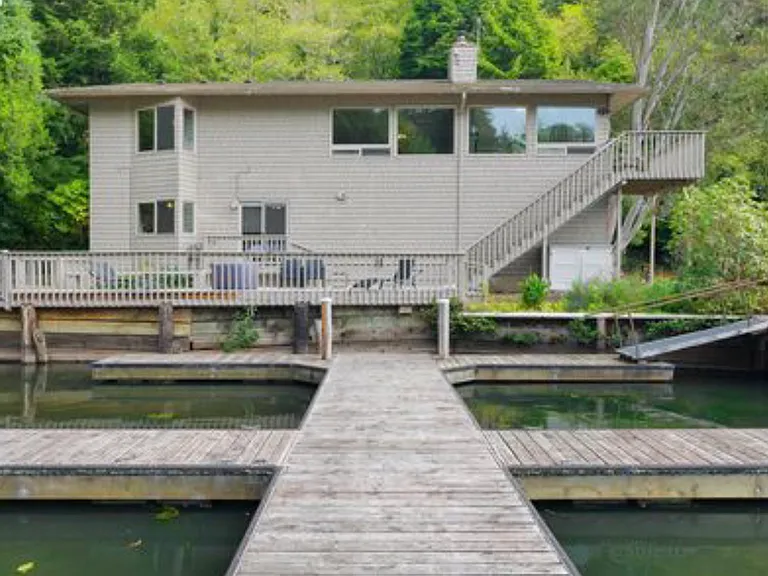 1253 NE East Lagoon Dr — Photo 3