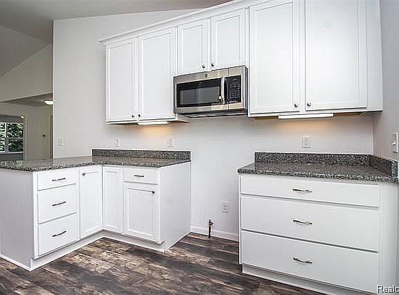 A gas range is included (not pictured here).