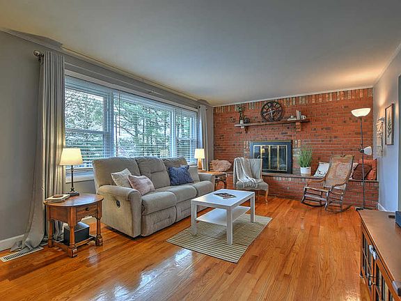 3rd image of 1820 W Lakeview Dr