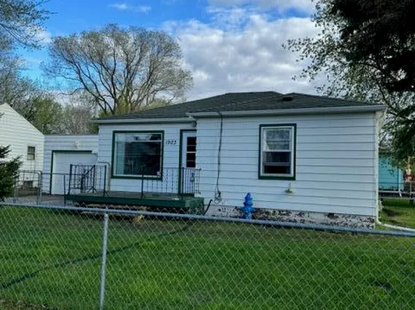 1923 6th Ave N, Grand Forks, ND 58203