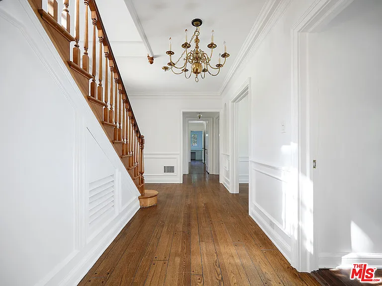 13161 Addison St — Photo 27