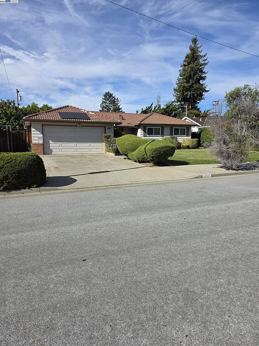 4237 Garland Dr photo 1