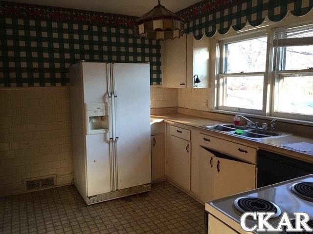 2nd image of 801 Hillcrest Dr