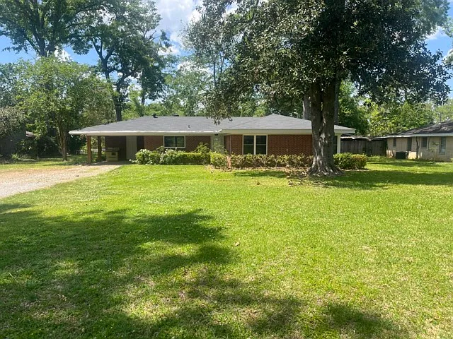 507 Lakeshore Dr — Photo 1
