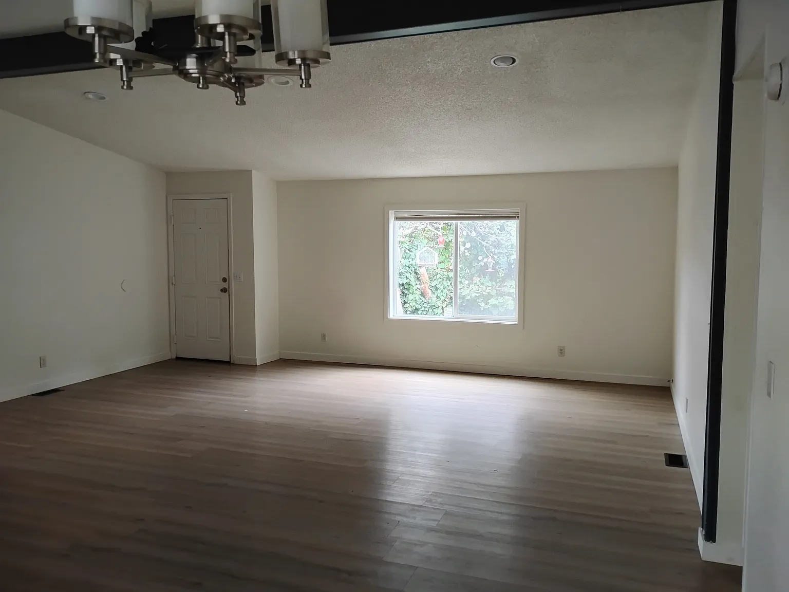 3 bed, 1296 sqft, $2,500 — Photo 2