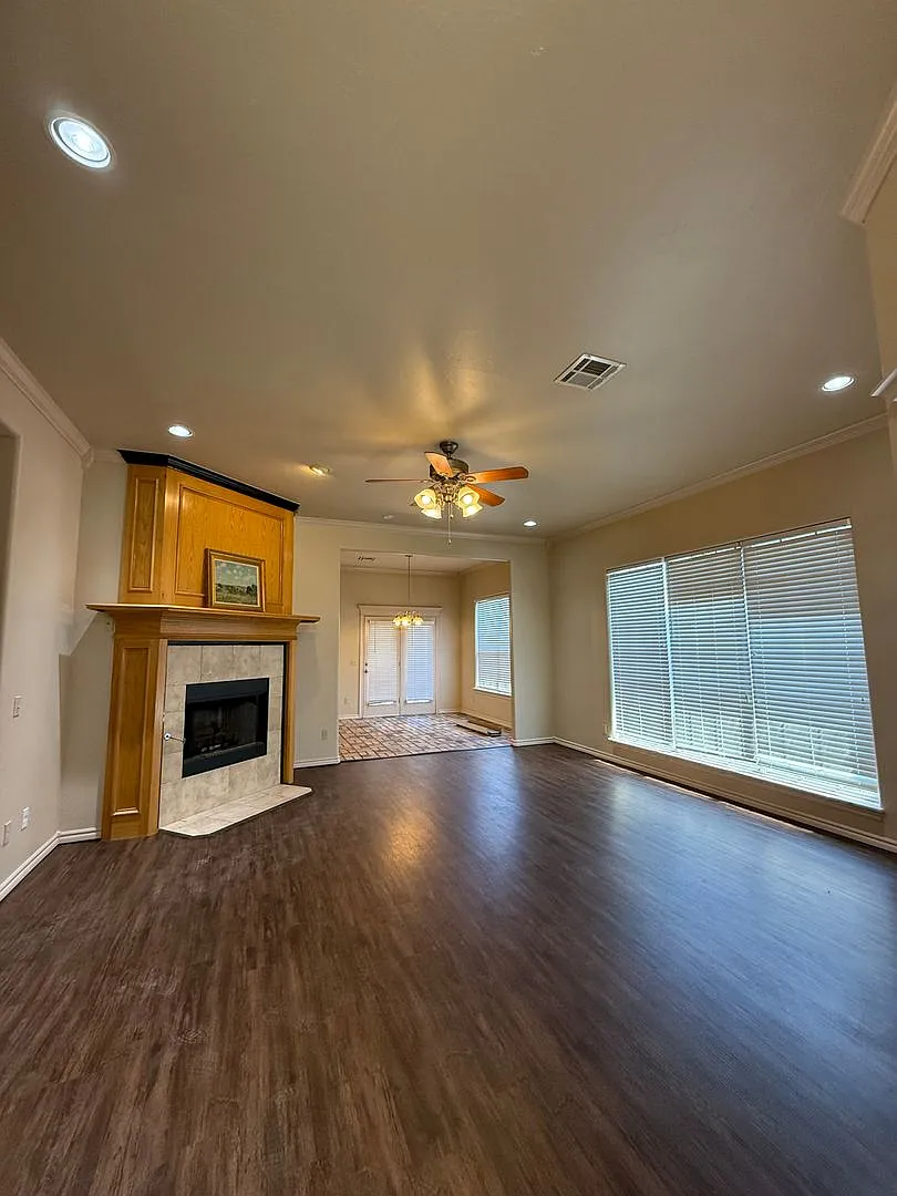 Beautiful Home in Moore - 3 Bed, 2 Bath, Plus Office! — Photo 2
