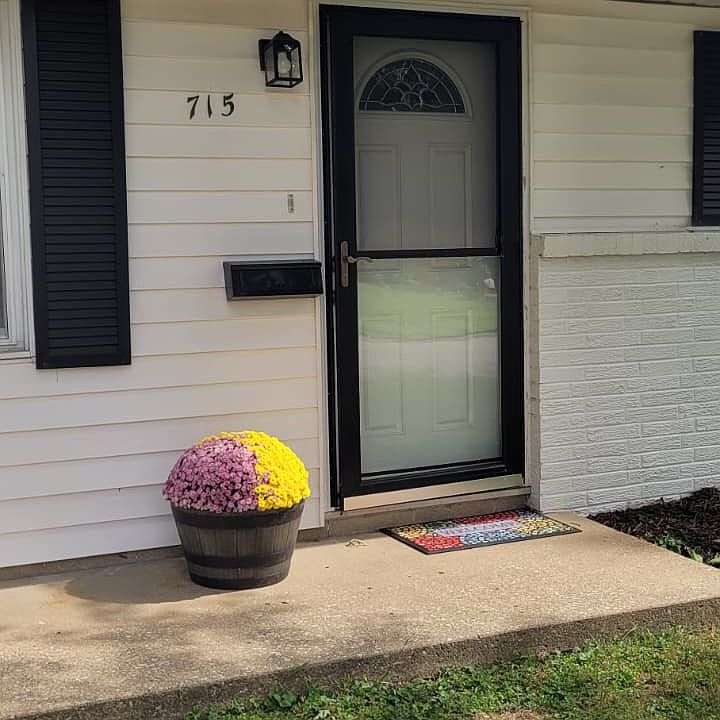 1st image of 715 S Hickory Dr