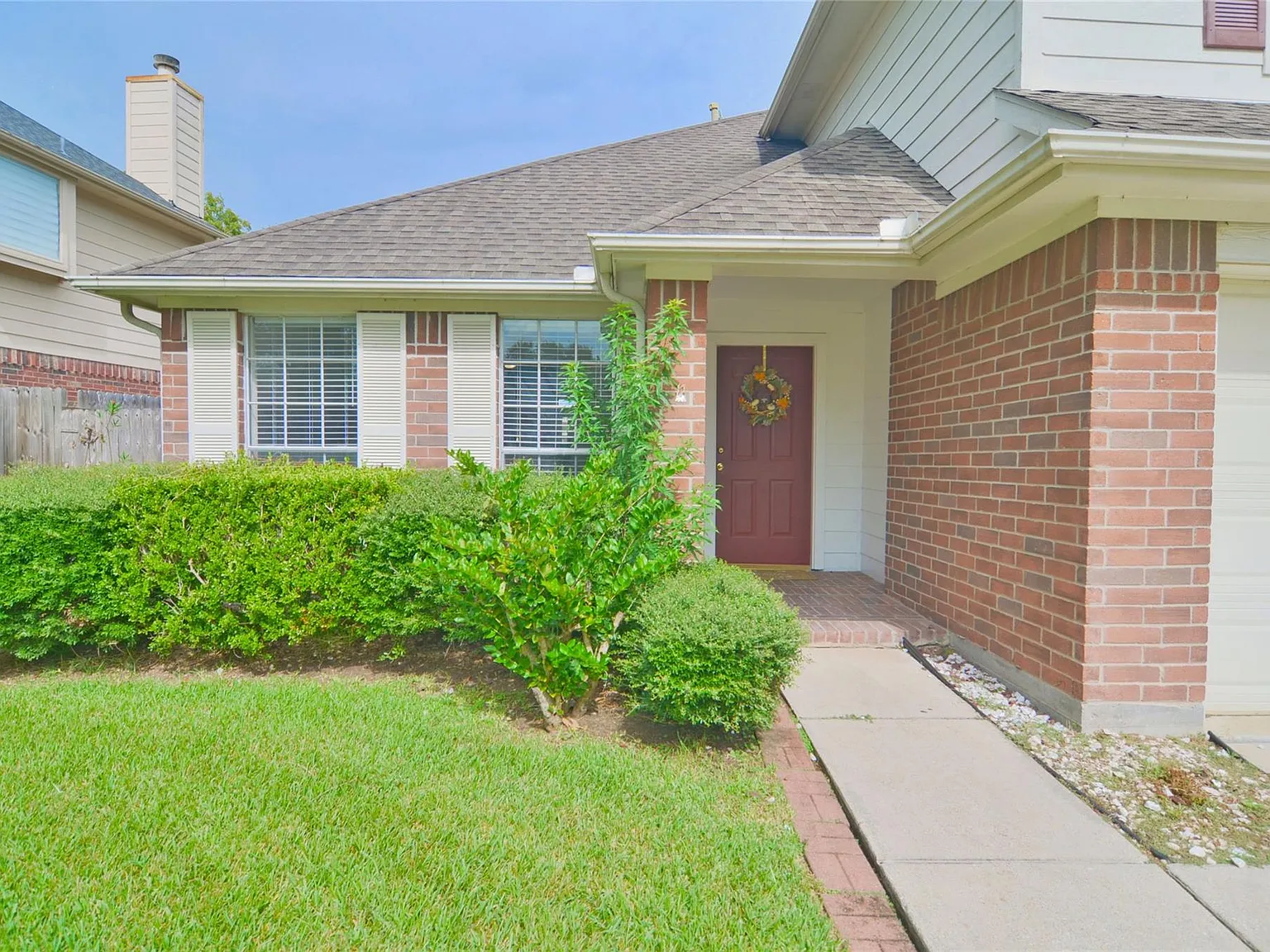 3 bed, 2.5 bath, 1945 sqft, $2,200 — Photo 2