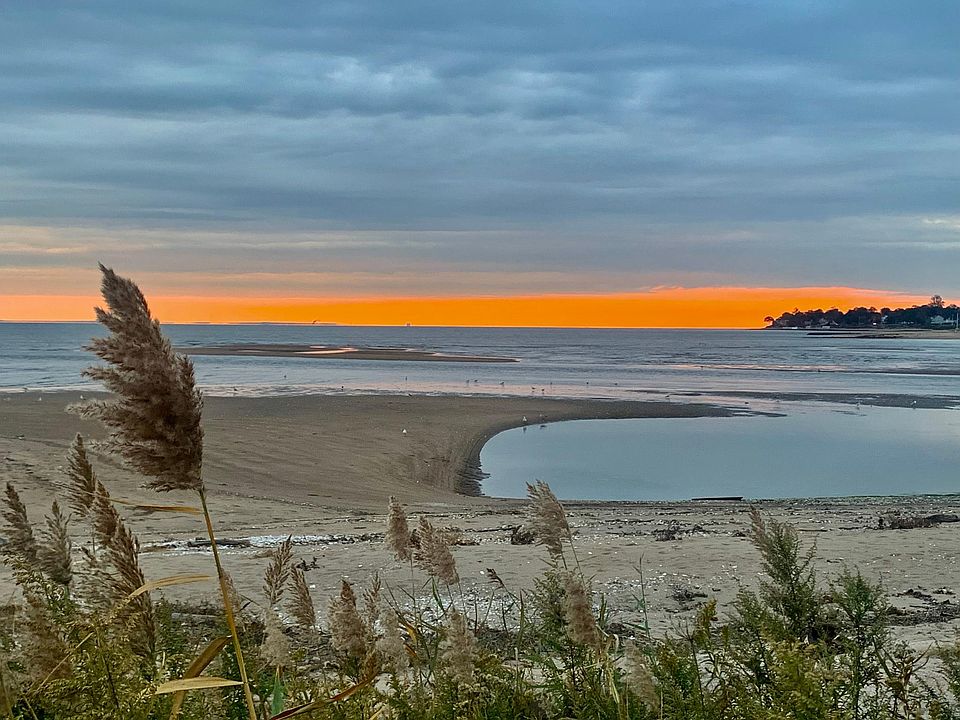 Bradley point beach right down the hill- breathtaking views - play volleyball- kyakk- or just take in the sunsets. - this is what makes living by the beach very special